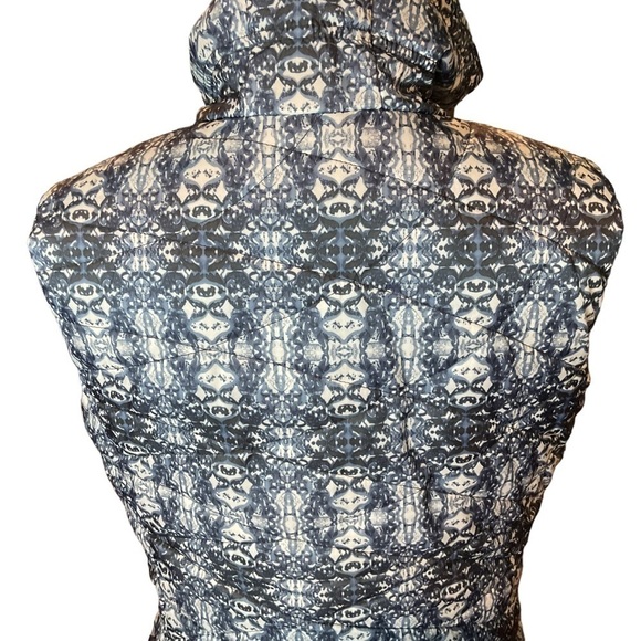 Title Nine Blue Print Hooded Quilted Vest Size Medium EUC - Picture 5 of 13